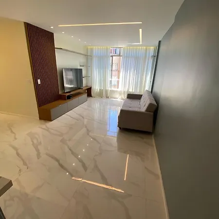 Lindo Apartamento De Alto Padrao A Duas Quadras Da Praia De Copacabana